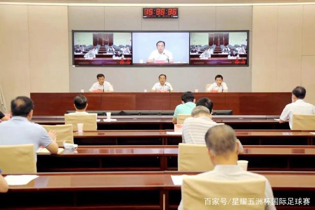 巴黎vs拜仁球迷挂出横幅：滚蛋，财阀纳赛尔！
